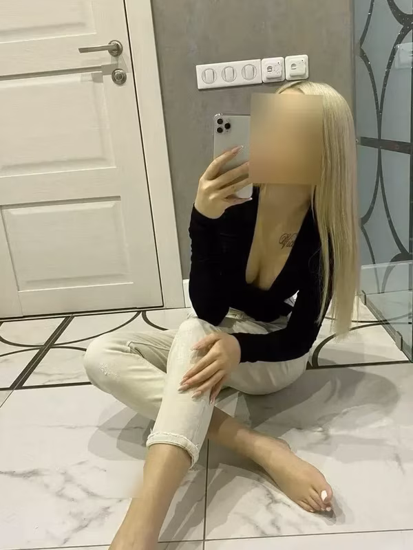 Caroly Escort